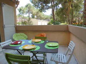 Outdoor dining - 2-room apartment with terrace and parking near the sea (Argelès-sur-Mer)