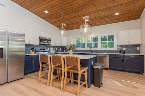 Castaway Cottage River Vibes Riverfront with amazing views of Shen River Fire Pit