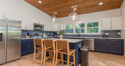 Castaway Cottage River Vibes Riverfront with amazing views of Shen River Fire Pit