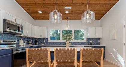 Castaway Cottage River Vibes Riverfront with amazing views of Shen River Fire Pit New Construction