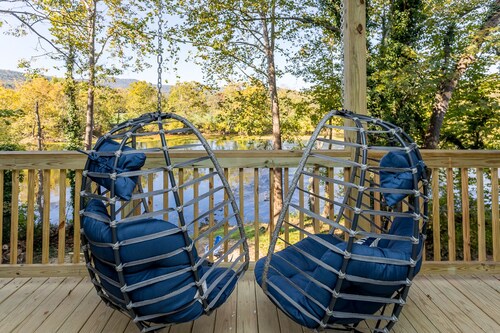 Castaway Cottage | Riverfront Shenandoah Views & Fire Pit