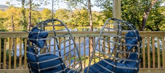 Castaway Cottage | Riverfront Shenandoah Views & Fire Pit