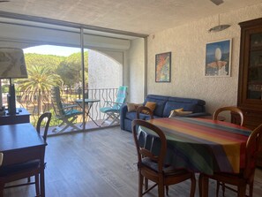 TV - Apartment for 6, near sea with balcony and garden (Argelès-sur-Mer)