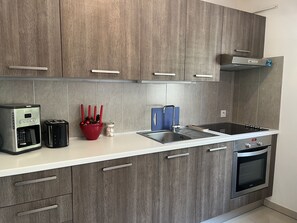 Refrigerador, horno, parrilla de estufa y lavavajillas 