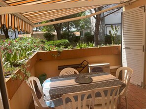 Outdoor dining - Air-conditioned apartment with terrace and parking near the beach (Argelès-sur-Mer)