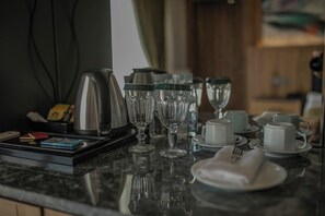 Habitación con 1 cama matrimonial o 2 individuales | Caja de seguridad en la habitación y wifi gratis