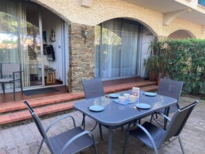 Outdoor dining - Beautiful 3-room apartment, terrace, near beach, 6 pers. (Argelès-sur-Mer)
