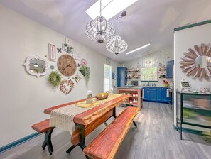 Dining - Game Room-Dogs-Fence yrd- King Bed (Tallahassee)