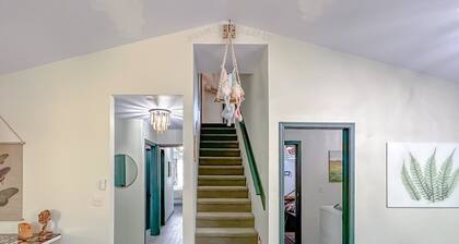 Game Room-Dogs-Fence yrd- King Bed