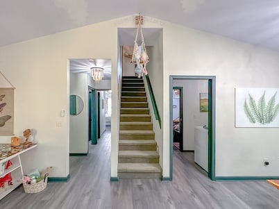 Game Room-Dogs-Fence yrd- King Bed