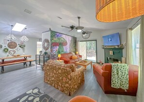 Smart TV, offices - Game Room-Dogs-Fence yrd- King Bed (Tallahassee)