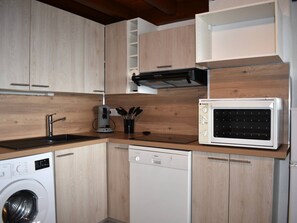 Cafeteira/chaleira, geladeira, micro-ondas, cooktop