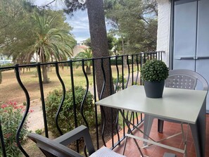 Outdoor dining - Family apartment for 6, tennis and beach (Argelès-sur-Mer)