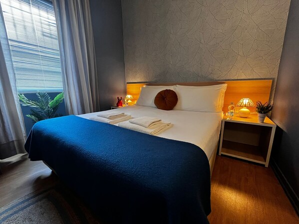 Chambre Deluxe double | Coffre-fort, bureau, lit de bébé (gratuit), accès au Wi-Fi (inclus)