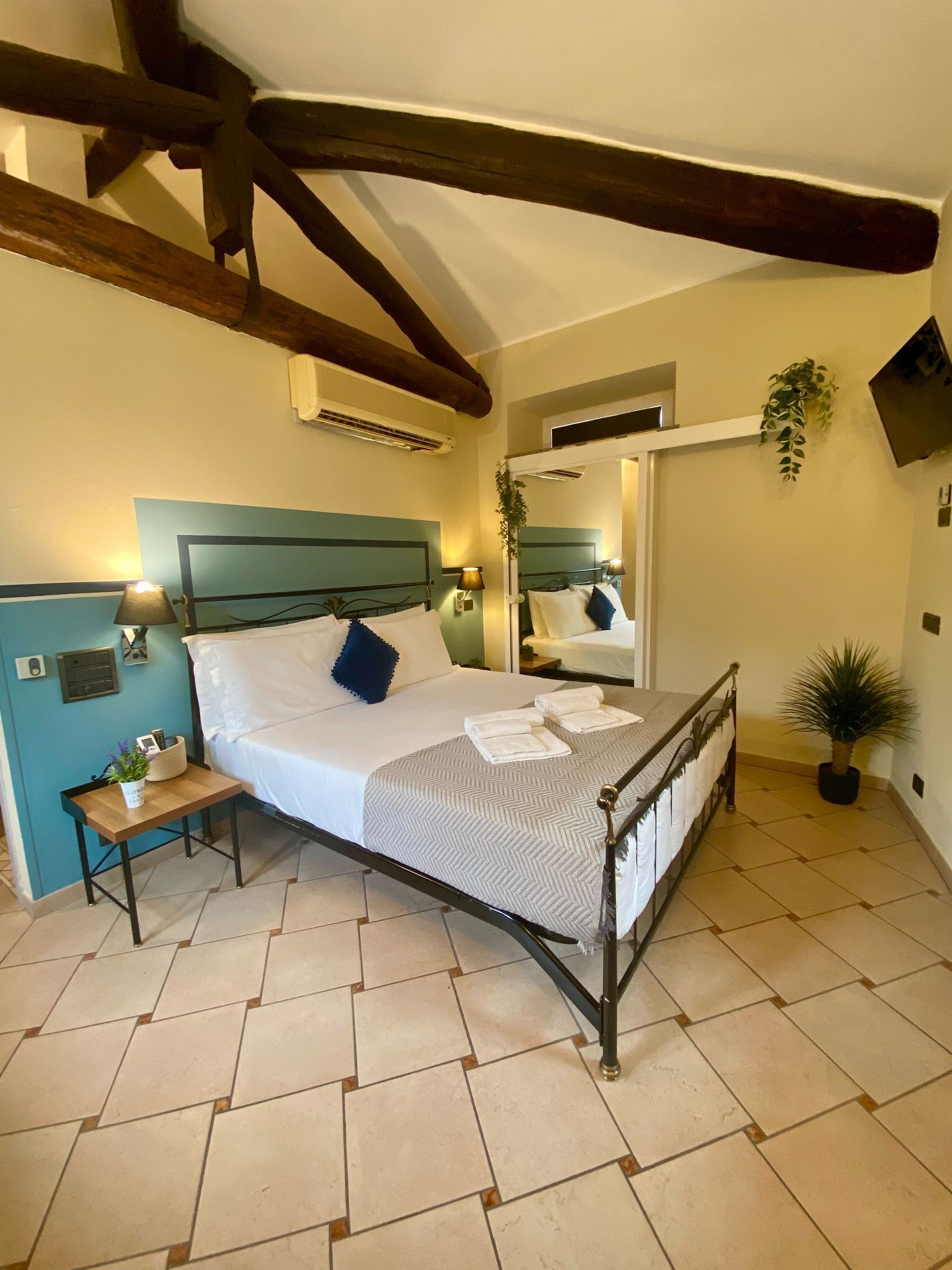 高级双人房 | 客房内保险箱、办公桌、免费婴儿床、免费 WiFi