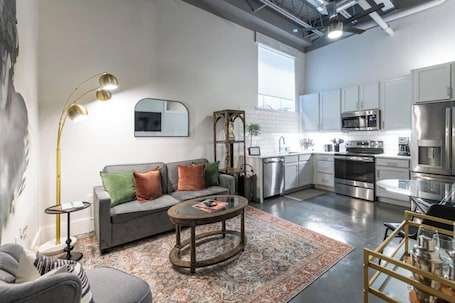 TV. This condominium is a 1 bedroom(s), 1 bathrooms, located in Lexington, KY.