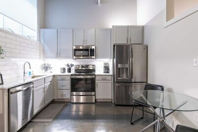 This condominium is a 1 bedroom(s), 1 bathrooms, located in Lexington, KY.