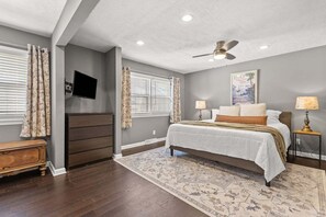 3 habitaciones, escritorio, tabla de planchar con plancha y wifi gratis