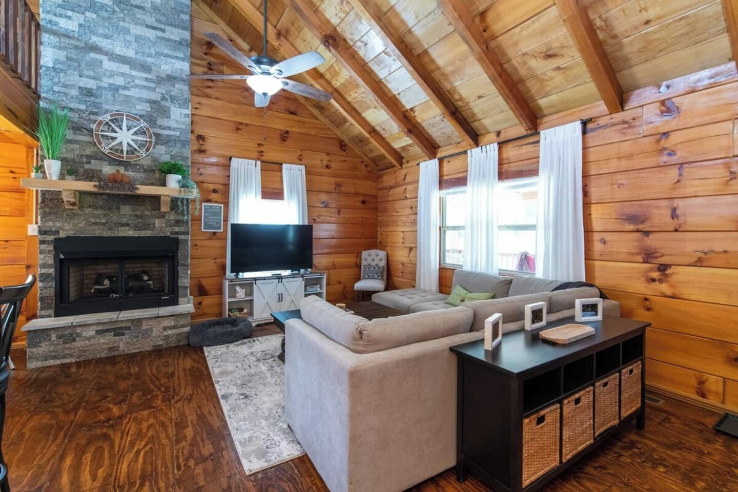 Televisión, chimenea y oficina 