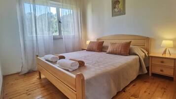 2 bedrooms, iron/ironing board, free WiFi, bed sheets
