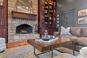 Älytelevisio, takka, työhuone