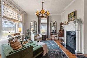 TV connectée, cheminée, espaces bureaux