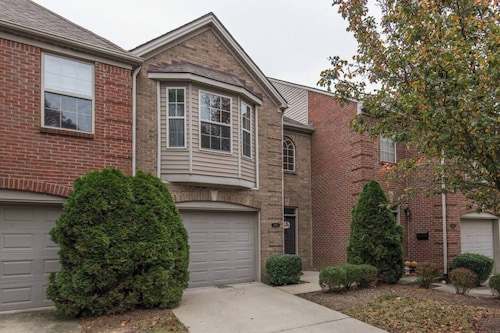 This townhouse is a 4 bedroom(s), 3 bathrooms, located in Lexington, KY.