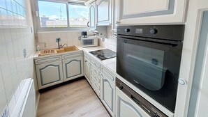 Wasserkocher mit Kaffee-/Teezubehör, Kühlschrank, Mikrowelle, Ofen