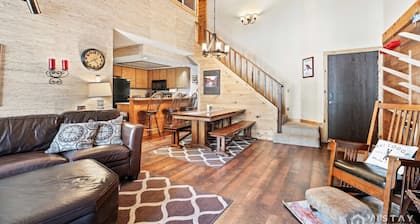 Premium Ski In Ski Out at Giants Steps Chairlift!