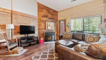 Télévision, cheminée, table de tennis de table