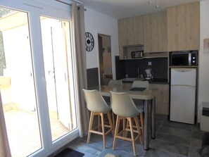 Fridge, microwave - 2-room apartment with terrace near the sea (Argelès-sur-Mer)