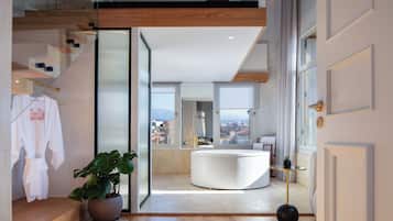 Luxury Apartment, 3 Bedrooms, Sea View | Bathroom | Hair dryer, slippers, towels, soap
