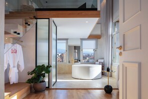 Luksushuoneisto, 3 makuuhuonetta, merinäköala | Kylpyhuone | Hiustenkuivaaja, tohvelit, pyyhkeet, saippua