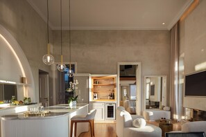 Luksushuoneisto, 3 makuuhuonetta, merinäköala | Oleskelualue | 55–tuumainen äly-TV, jossa satelliittikanavat