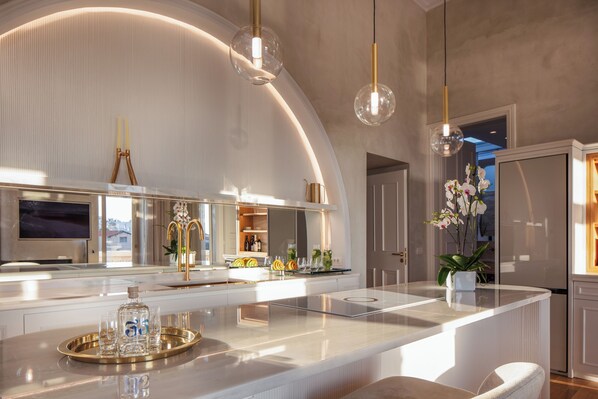 Luksushuoneisto, 3 makuuhuonetta, merinäköala | Yksityinen keittiö | Täysikokoinen jääkaappi, uuni, astianpesukone, espressokone