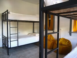 Espacio para trabajar con laptop, wifi gratis y ropa de cama