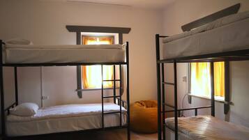 Laptopgeeigneter Arbeitsplatz, kostenloses WLAN, Bettwäsche