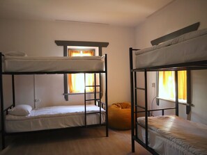 Laptop workspace, free WiFi, bed sheets - ESENIN 1 Hostel & Bar (Karakol)