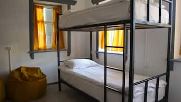 Espacio para trabajar con un portátil, wifi gratis, ropa de cama