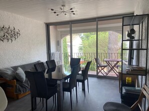 Living area - Renovated apartment for 6, near beach (Argelès-sur-Mer)