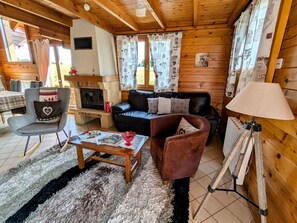 TV, fireplace - Cozy chalet with private pool in Val-d'Ajol, 3 bedrooms (Le Val-d'Ajol)