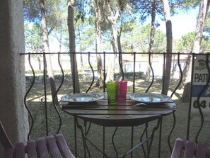 Outdoor dining - Studio cabin for 4 near the beach (Argelès-sur-Mer)