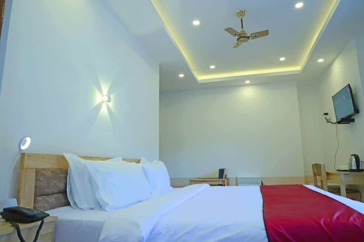 1 bedroom, premium bedding, in-room safe, desk