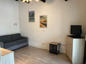 TV - Lovely studio with parking for 2 people in Argelès-sur-Mer (Argelès-sur-Mer)