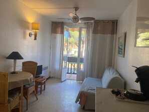 TV - 4-Person Apartment by the Sea with Balcony in Argelès-sur-Mer (Argelès-sur-Mer)