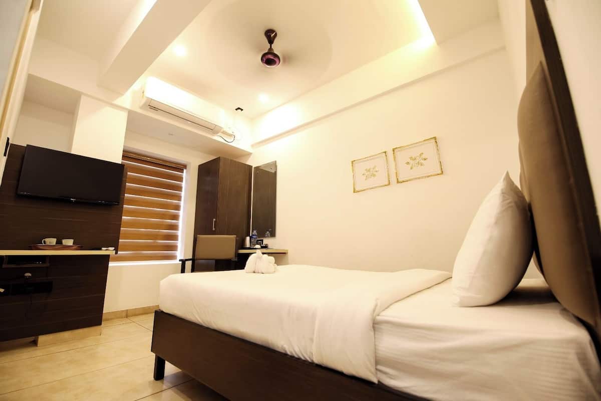 Deluxe Double Room | 1 bedroom, memory foam beds, individually furnished, laptop workspace