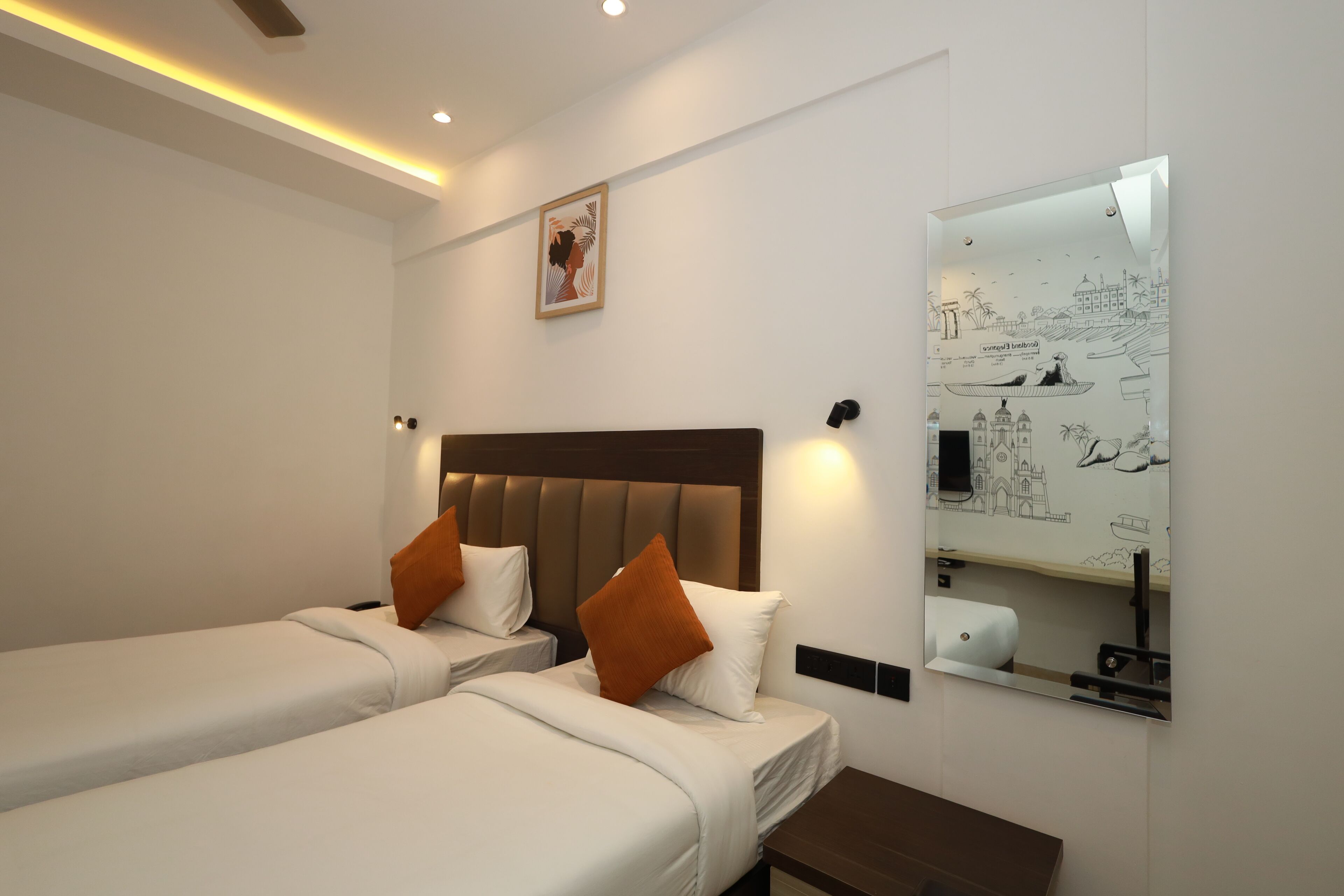 Ein Hotelzimmer mit zwei Betten, einem großen Spiegel und einem Wandbild.