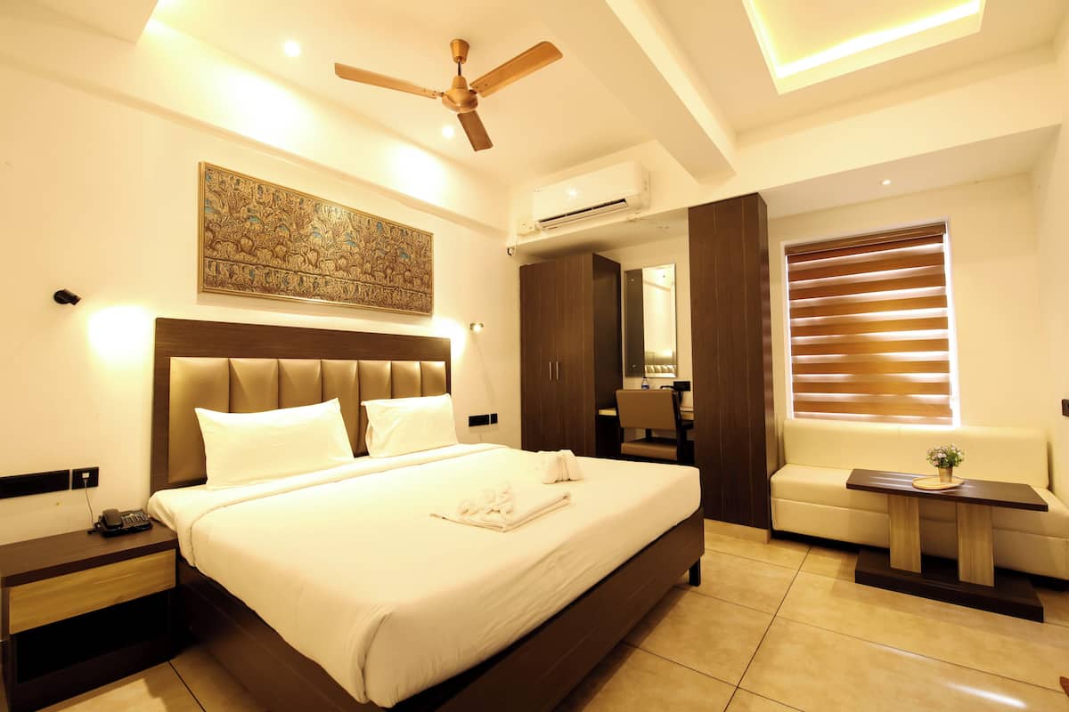 Superior Room, 1 King Bed, Non Smoking, City View | 1 bedroom, memory foam beds, individually furnished, laptop workspace