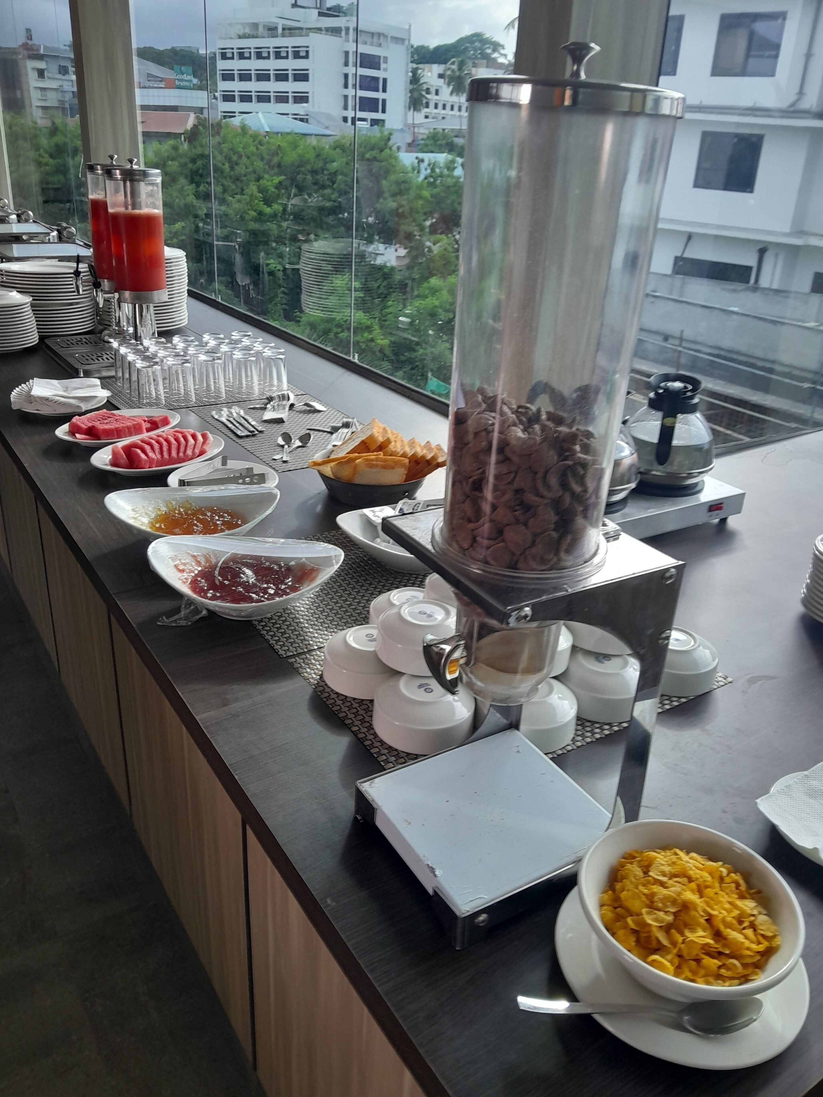 อาหารเช้าแบบบุฟเฟ่ต์ทุกวัน (INR 500 ต่อคน)