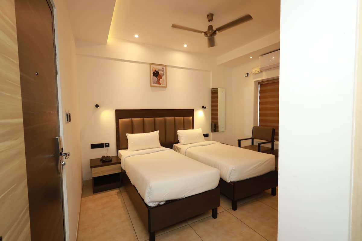 Premium Twin Room | 1 bedroom, memory foam beds, individually furnished, laptop workspace